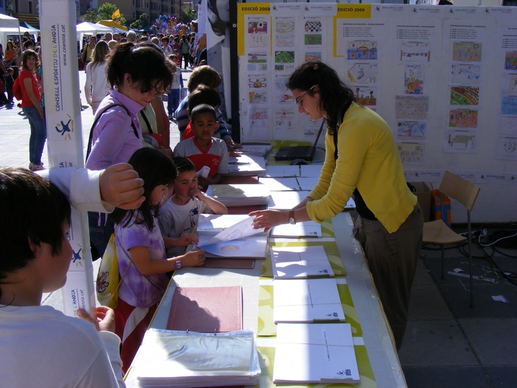 Infants a l'estand de la plaça de Cal Font