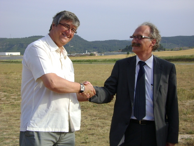 Jordi Aymamí i Francisco Guisado, alcalde d`'Òdena, felicitant-se per l'aeroport corporatiu