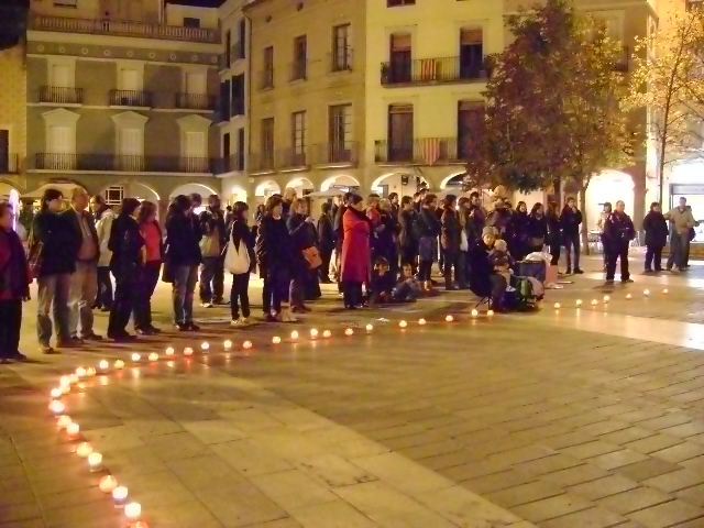 Una setantena de persones han acudit a la plaça de l'ajuntament