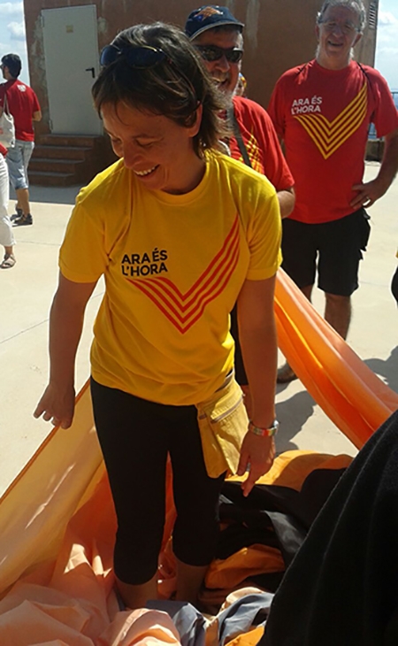 Desplegant un mural de Montserrat. Ha coordinat l'estesa dels murals a tot Catalunya.
