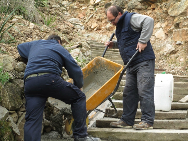 Obres a les escales del Castell