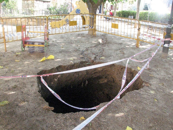 L'esvoranc de la plaça del Sant Crist fa uns 4 metres de fondària