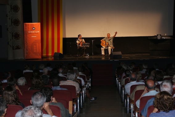 Un Teatre de l'Ateneu amb poques cadires buides