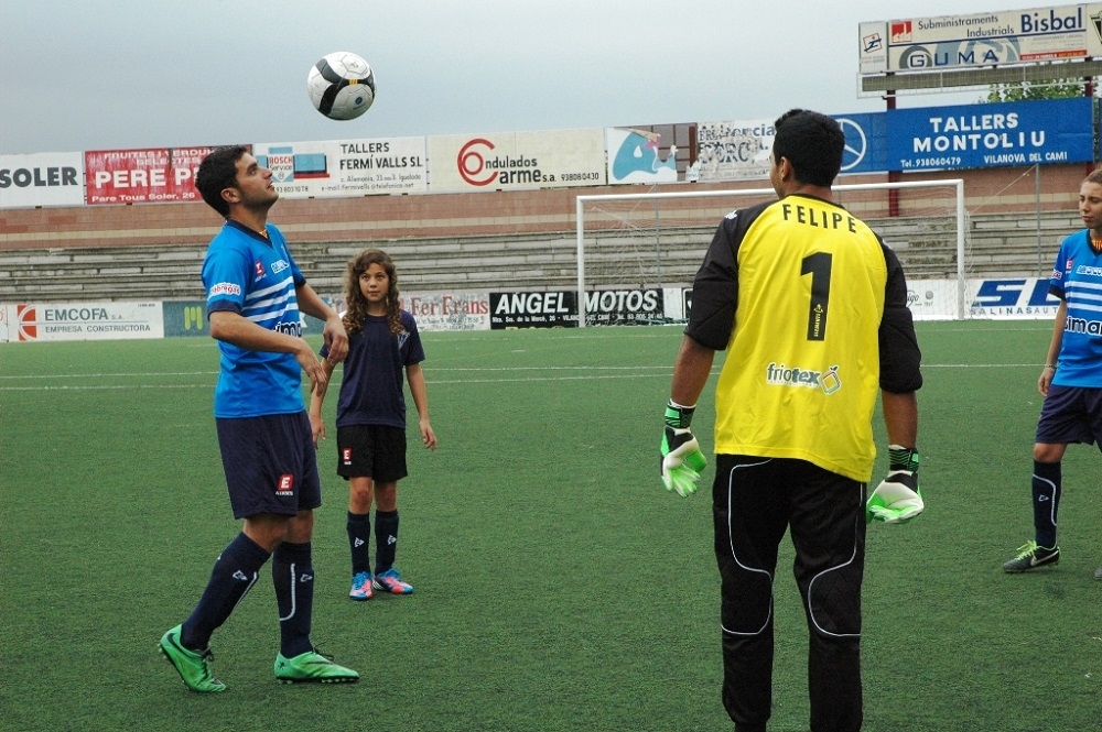 Diferents jugadors del CFI proven les noves equipacions