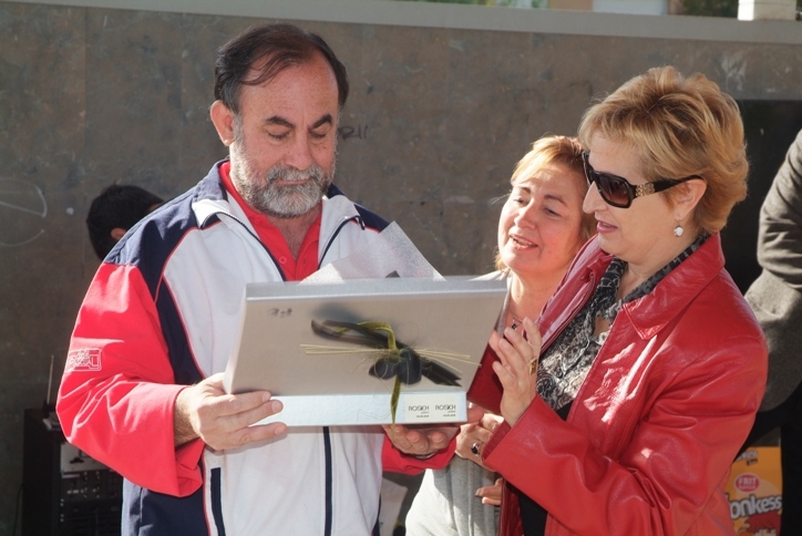 L'alcaldessa i la regidora d'esports lliuren una placa en reconeixement a José Luis Montaner