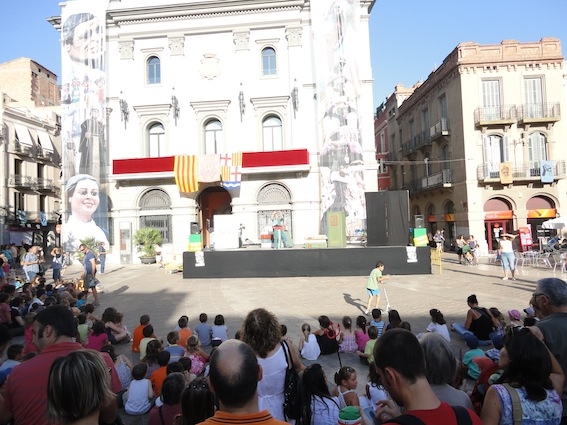 La plaça de l'Ajuntament plena de gom a gom