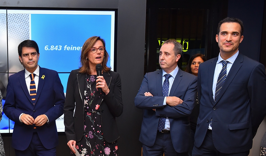 Parlament directora comercial de Barcelona província, Cristina González. A la seva dreta,l’alcalde, Marc Castells, i a la seva esquerra el director de l’ oficina de CaixaBank, Jaume Palací, entre d’altres.