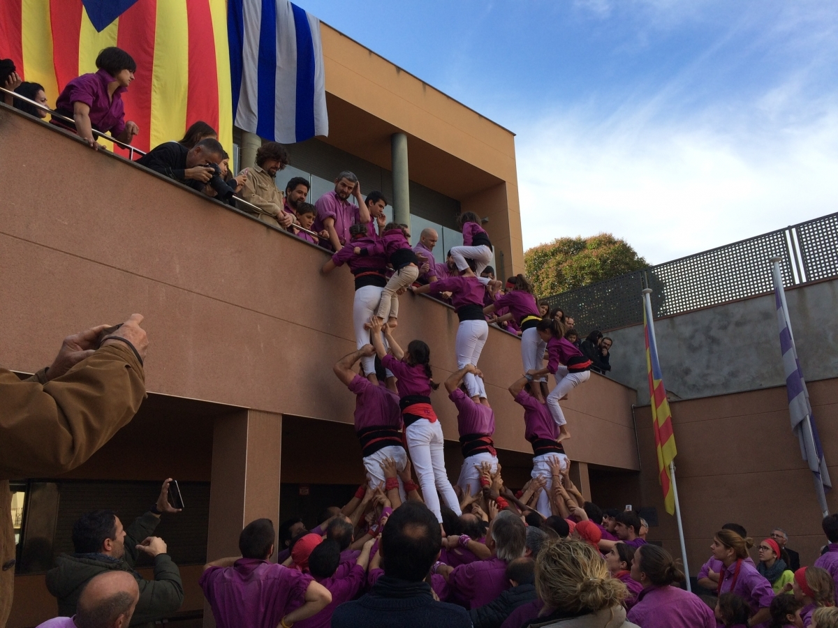 Els pilars van enfilar la canalla fins al balcó de l'Ajuntament