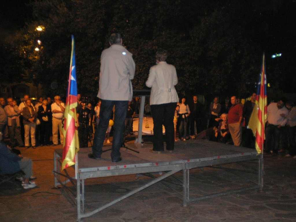 Joan Torras i Anna Simó adreçant-se als comensals - foto: Daniel Abulí