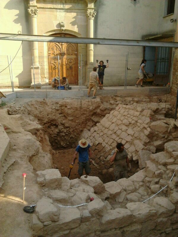 Les excavacions es situen davant de l'església de la mare de Déu del Portal. Foto: Jaume Ortínez