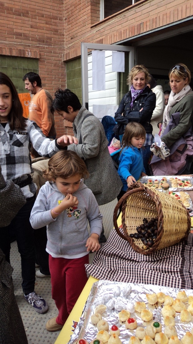 Els pares i mares del Ramon Castelltort van poder degustar els productes tradicionals de la Castanyada