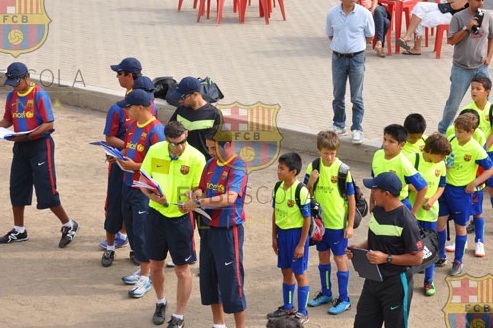 Juanjo Luque amb els entrenadors i nens de l'Escola. Foto: FCB