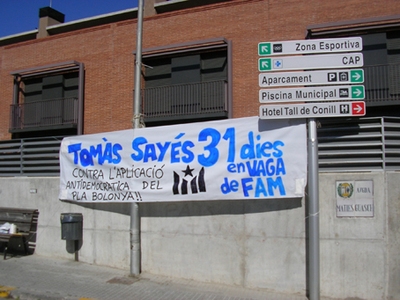 Pancarta a Capellades en suport a l'estudiant en vaga de fam contrari a Bolonya, Tomès Sayes