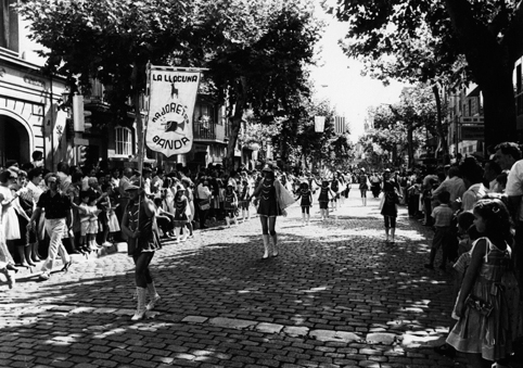 Una de les agrupacions, en el pas per la Rambla en una Festa Major FOTO: R. Dom&iacute;nguez