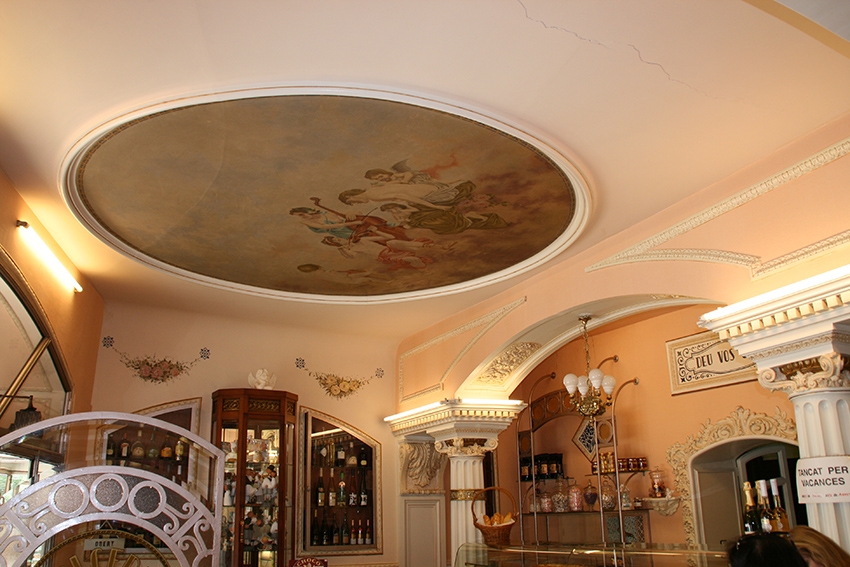 Interior de la pastisseria Targarona