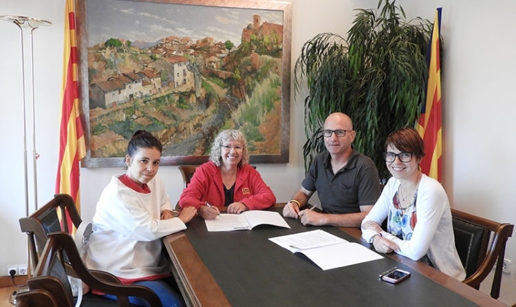 La firma de l'acord, amb el batlle Jordi Madrid i representants de l'entitat