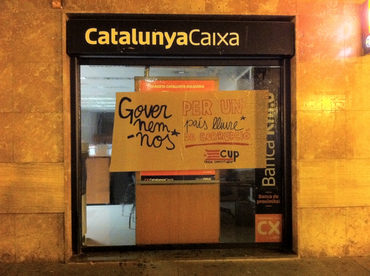 La CUP ha enganxat alguns dels seus cartells en seus bancàries