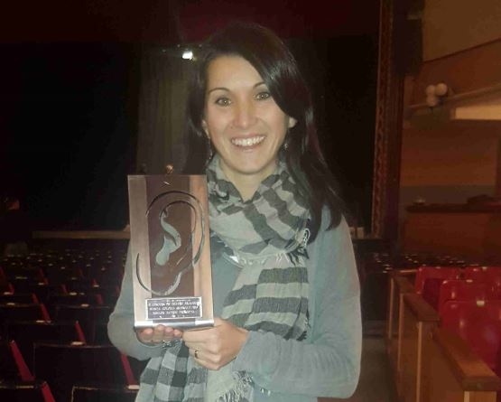 Mireia Vallès, amb el premi que l'acredita com a millor intèrpret del concurs