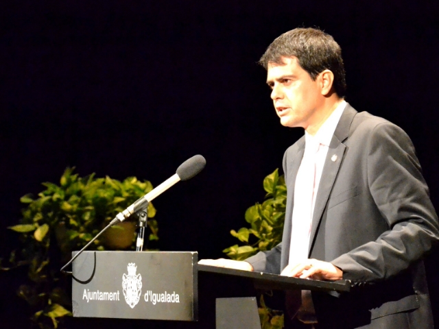 Marc castells durant la lectura de la declaració institucional