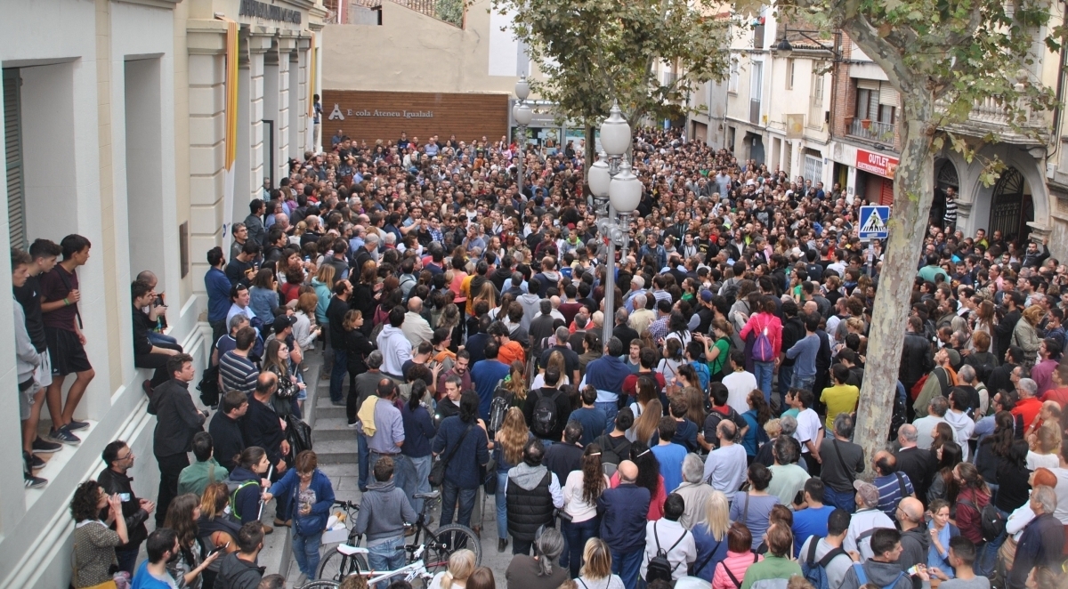 Centenars de persones, davant l'Ateneu, a la placeta