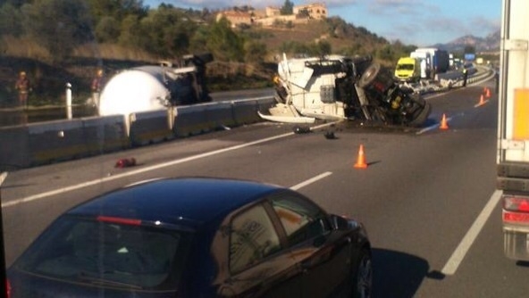 Accident d'un cami&oacute; cisterna. Foto: Ricard Tom&agrave;s