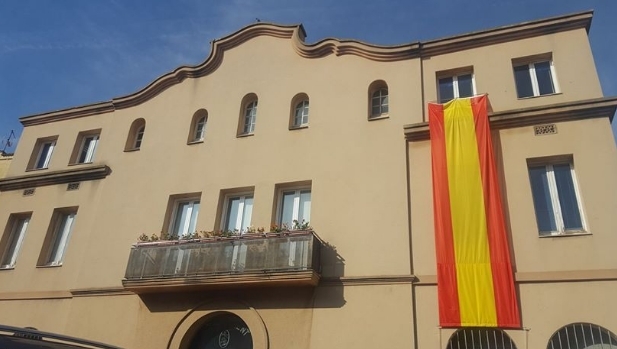 Una 'rojigualda' a la façana a Vilanova del Camí
