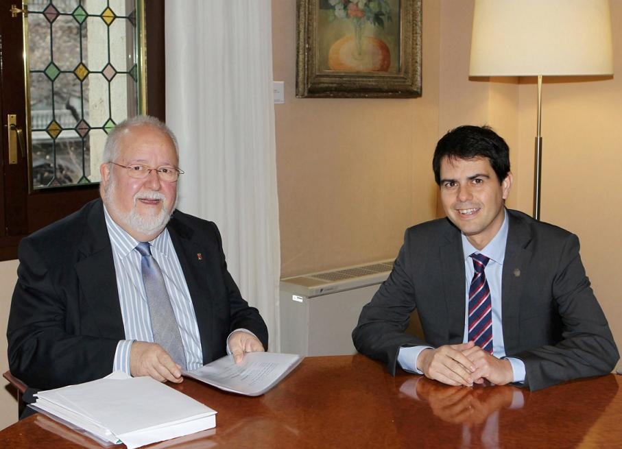 Salvador Esteve i l’alcalde d’Igualada, Marc Castells. Foto: Óscar Giralt / Diputació de Barcelona