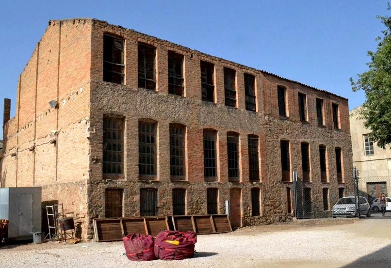 Edifici de l'adoberia Bella vist des del Museu de la Pell