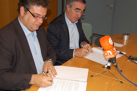 Teo Romero i Pere Carles, presidents del CESCA i Fira d'Igualada respectivament, signant l'acord