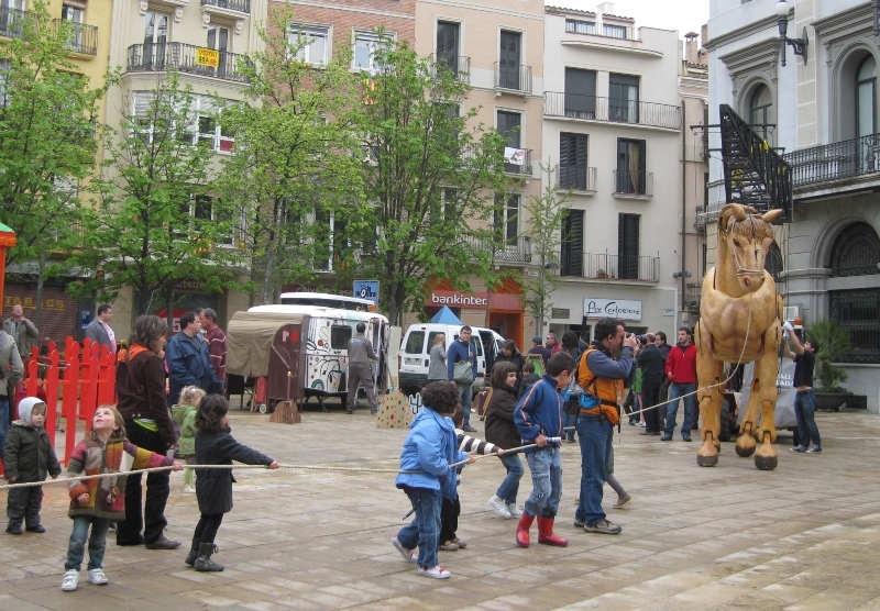 Nens i nenes jugant amb el Cavall d'Igualada