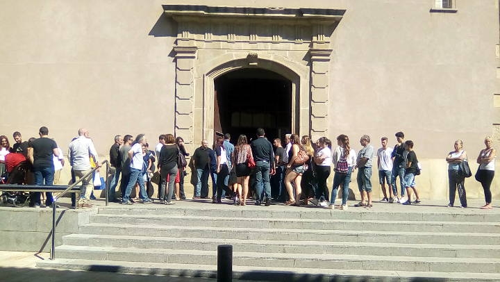 Un centenar de persones van ser a fora de l'esgl&eacute;sia