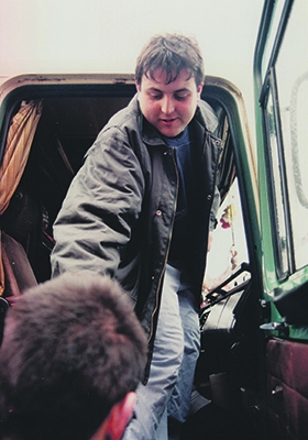 L’Antonio a la cabina del camió que portaria material a Bòsnia