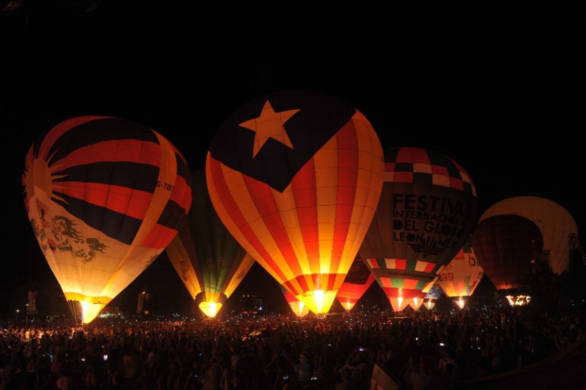 Cada any m&eacute;s gent s'apropa a gaudir del Night Glow.