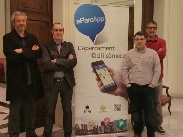 A la foto, 4 dels creadors de l'aplicació (d'esquerra a dreta: Roger Farrés, Àngel Ruiz, Josep Ma. Taribó i Pepe Ramos), juntament amb  Pol Senserrich
