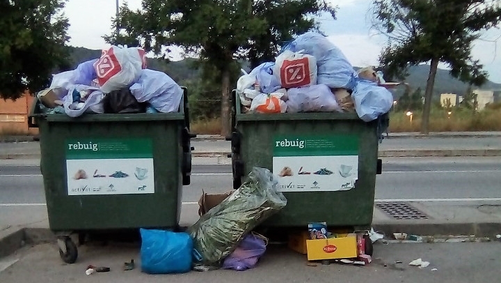 Imatge recent d'un contenidor d'un dels polígons de Vilanova