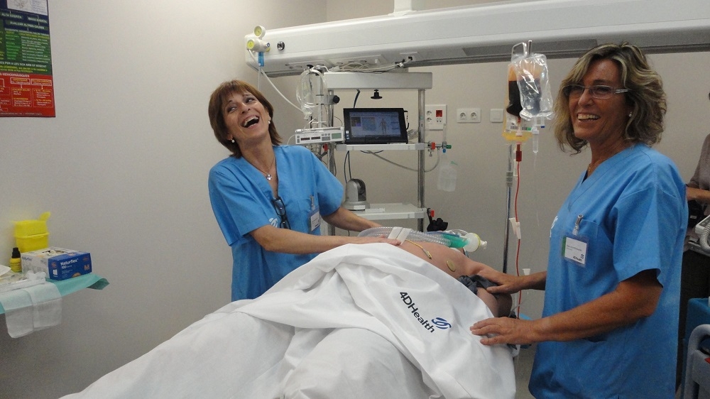 Dues professionals de la salut en acabar la simulació al 4D Health