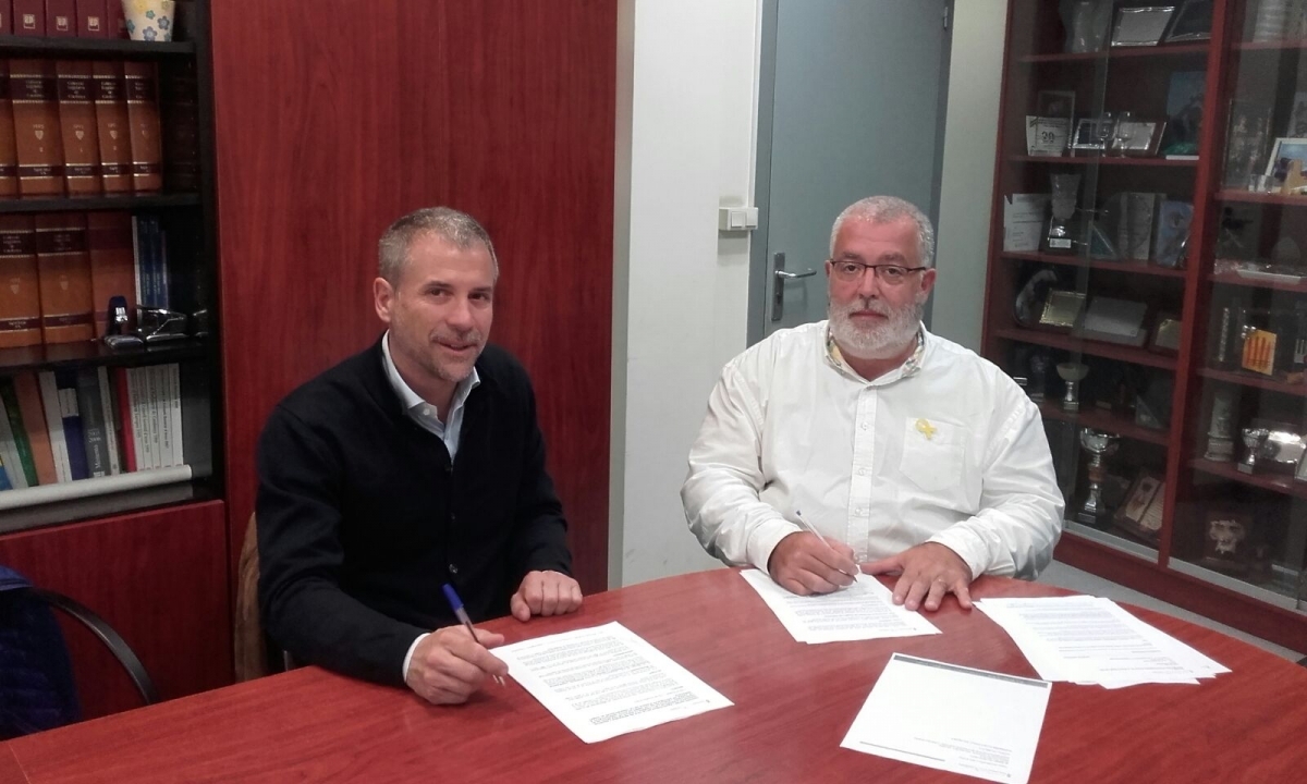 La firma del contracte, amb el representant d'Anaigua i l'alcalde Xavier Boquete
