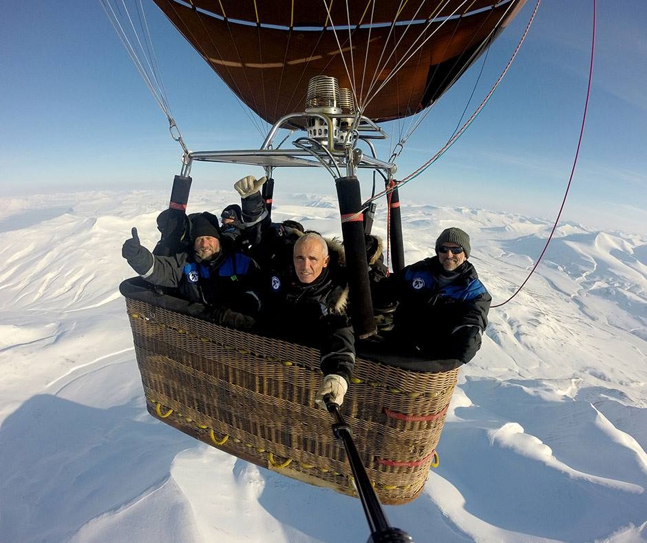 Al centre, el pilot igualadí, en la seva experiència a les Svalbard