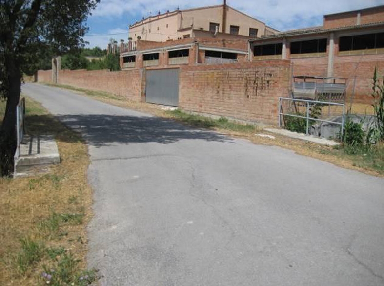 L'accés al pont, on cal millorar la pavimentació