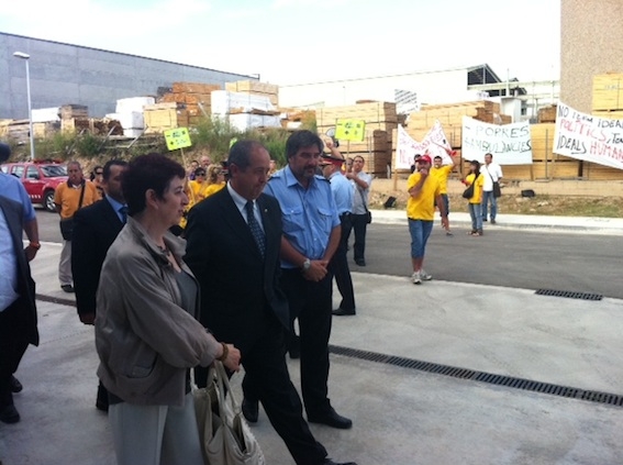 Una vintena de manifestants protesten contra les retallades