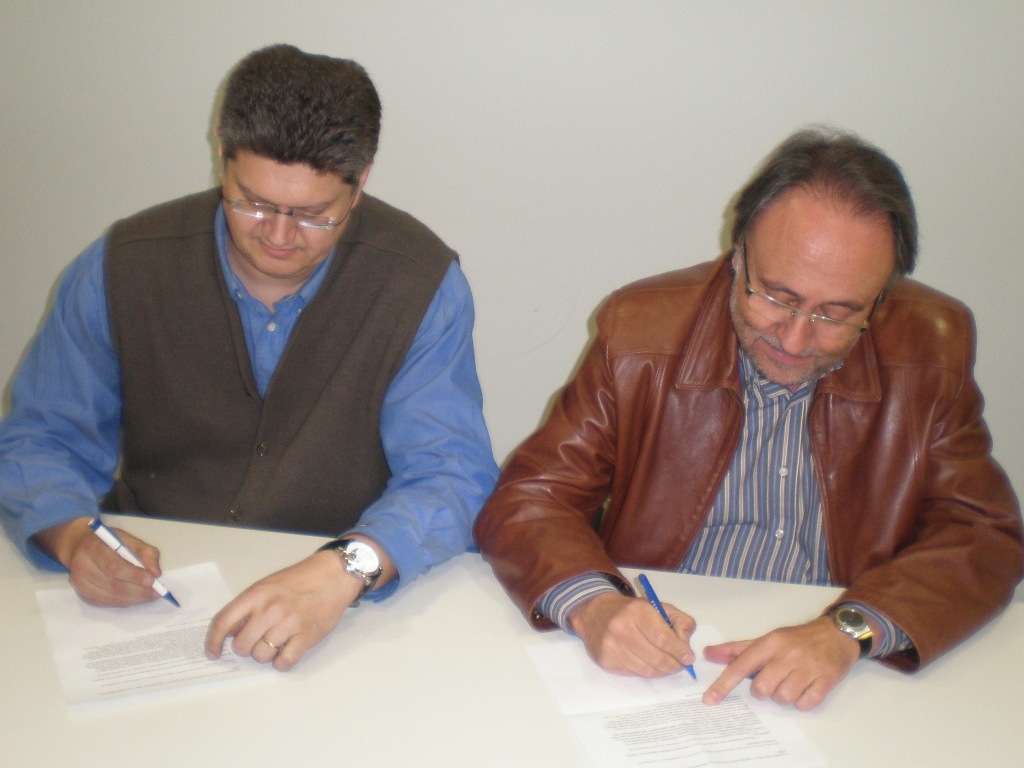 Farrés i Oller signant l'acord