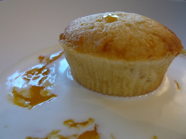 Brownie de xocolata blanca, nous de macadàmia i sorbet de taronja