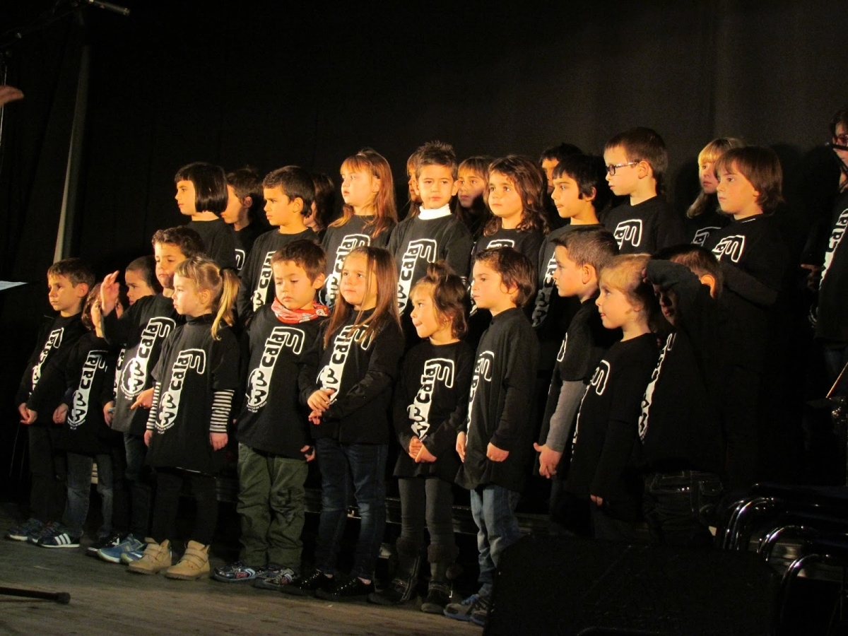 Alguns dels alumnes de l'escola, en la cantada del Nadal de 2015