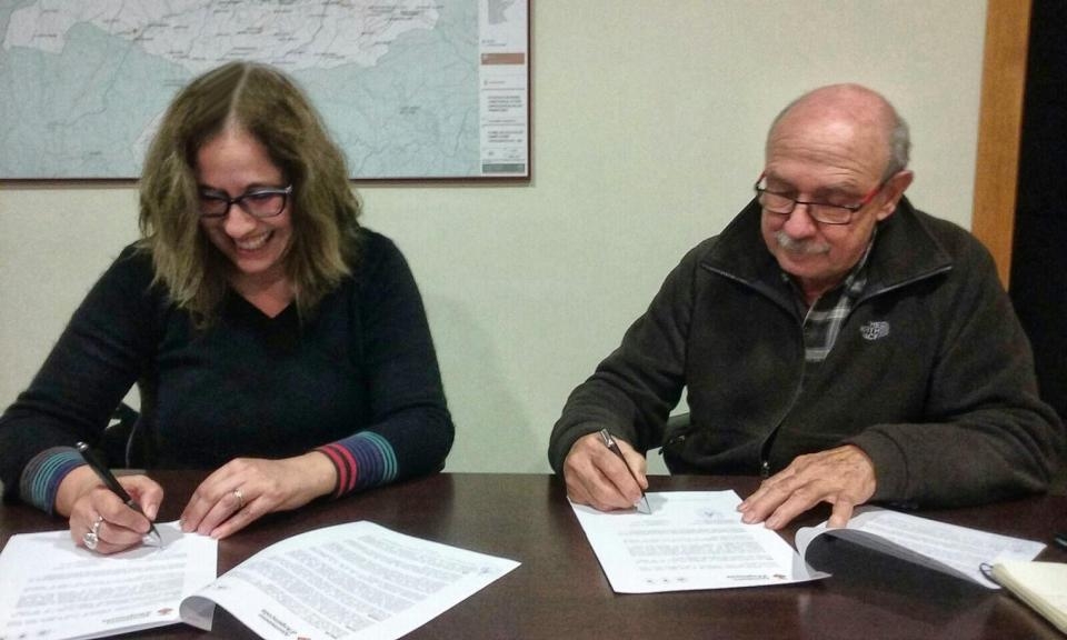 La regidora Marina Berenguer en la firma de l'acord amb l'Associació