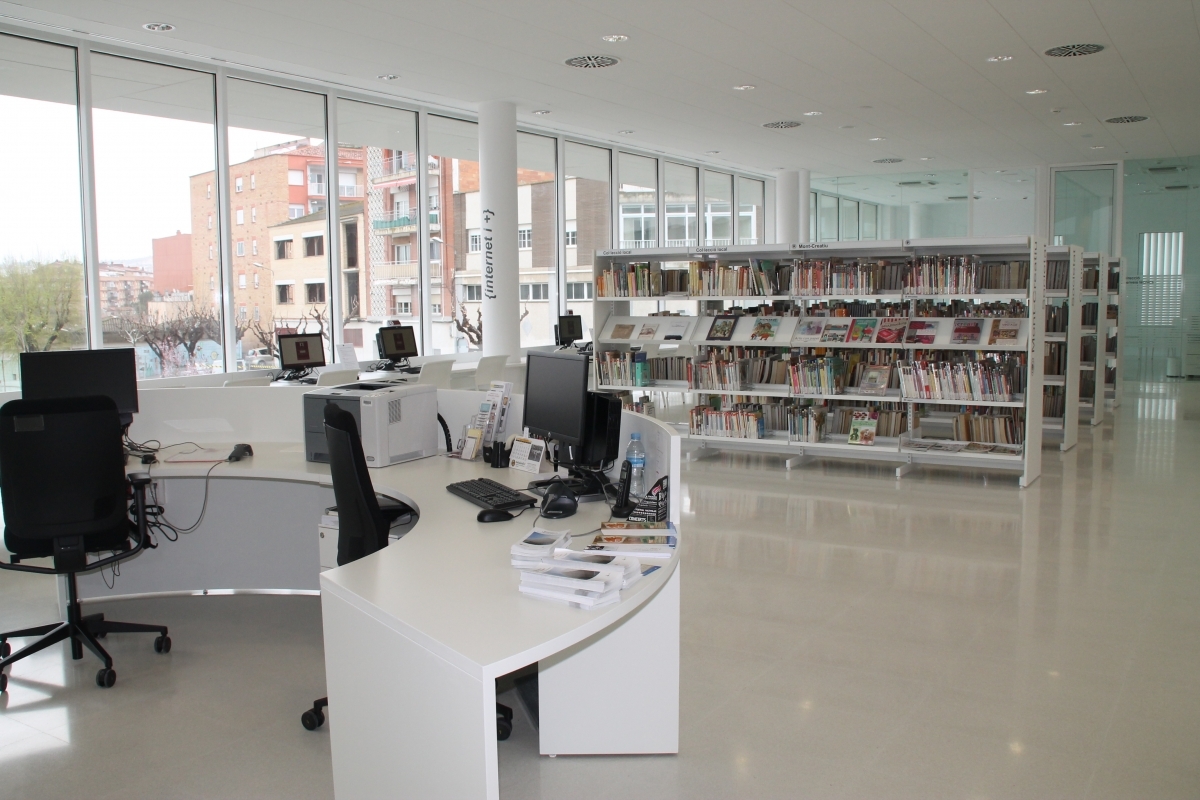  La superfície de la biblioteca és de 1.008 m2 útils distribuïts en dues plantes