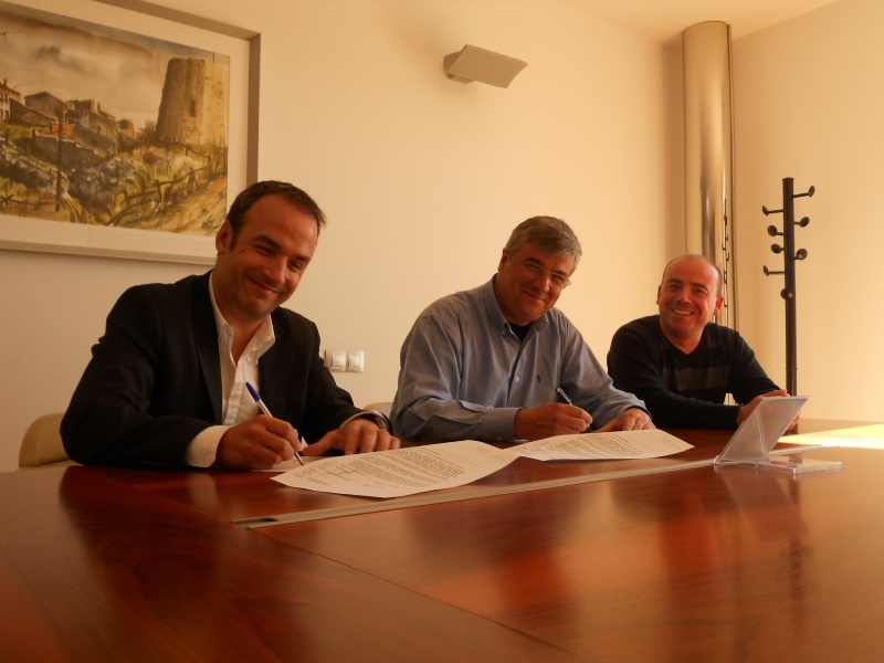 El director de CEINA Manel López, l'alcalde Francisco Guisado i el regidor d'Educació Jaume Xaus