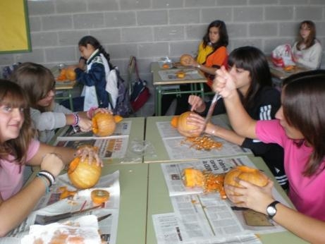 A l'institut de Montbui van celebrar el Halloween buidant carabasses