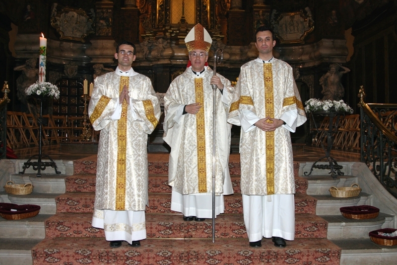 En Joan i en Xavier, ja diaques, amb el Bisbe de Vic