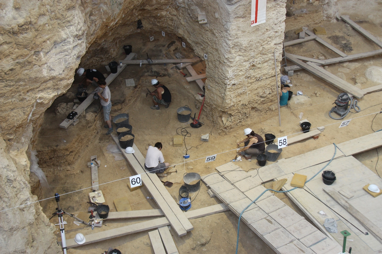 Detall de les excavacions a l'Abric Romaní