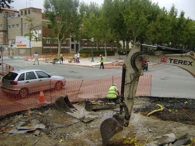 Les obres reben també els alumnes a la porta de l'escola